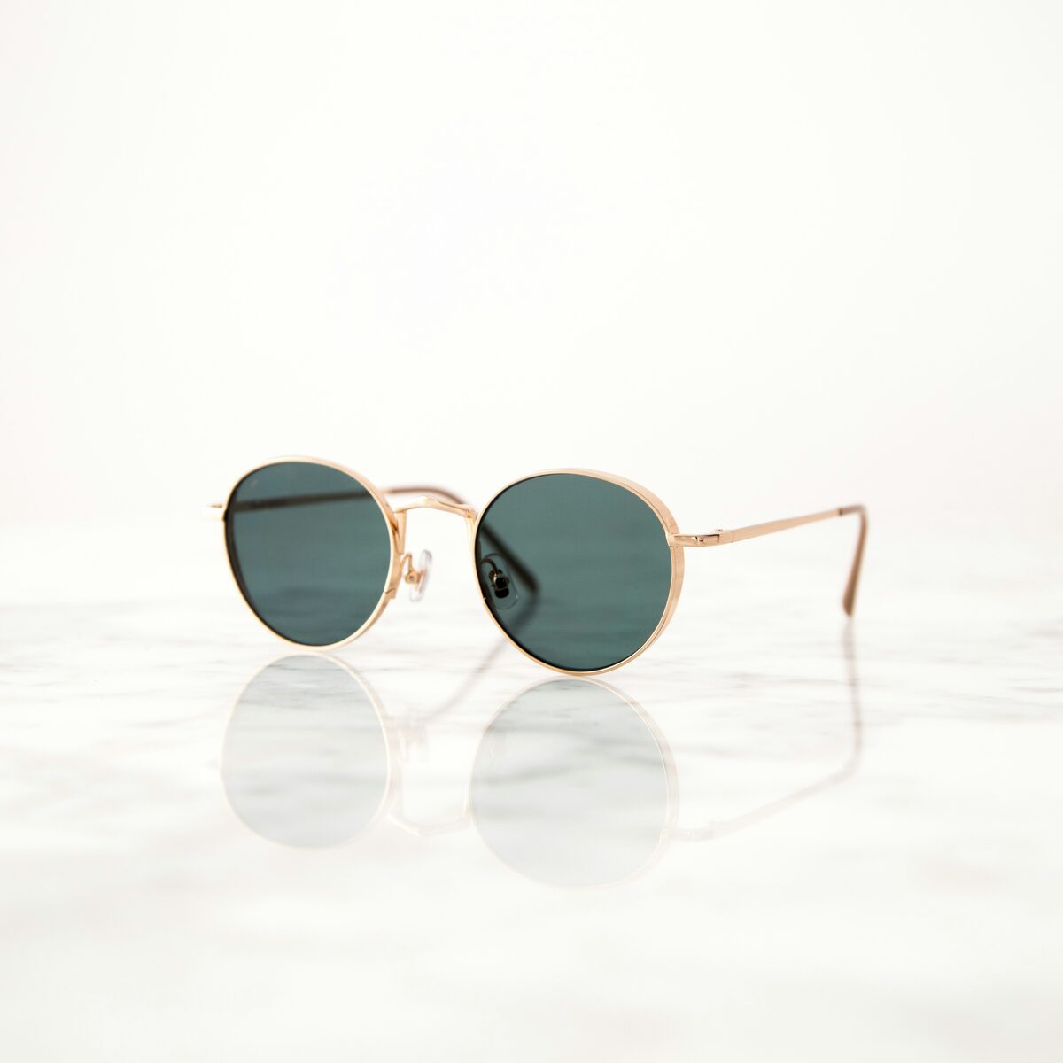 Lunettes de soleil dorees sur fond blanc, annonces d accessoires de mode sur Full Annonces