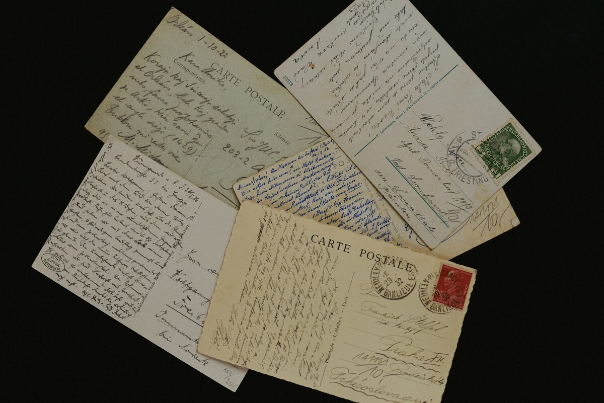 Pile d enveloppes anciennes empilees, annonces amicales et perdus de vue sur Full Annonces