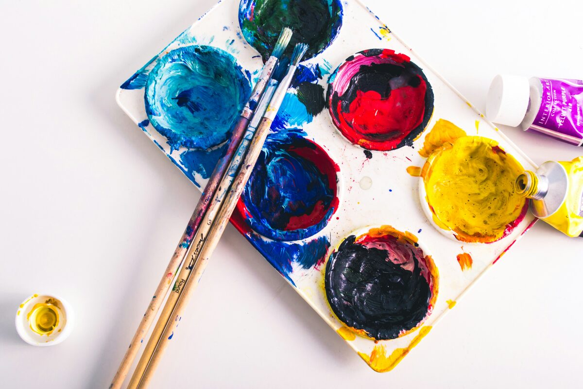 Pinceaux sur palette de peinture coloree, annonces d art et culture sur Full Annonces
