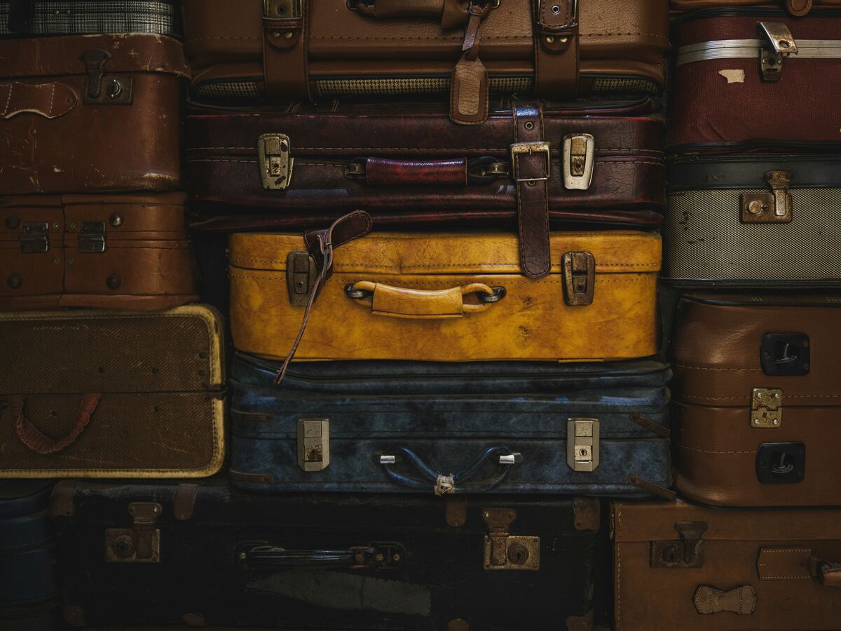 Pile de valises vintage colorees, annonces de bagagerie et sacs de voyage sur Full Annonces