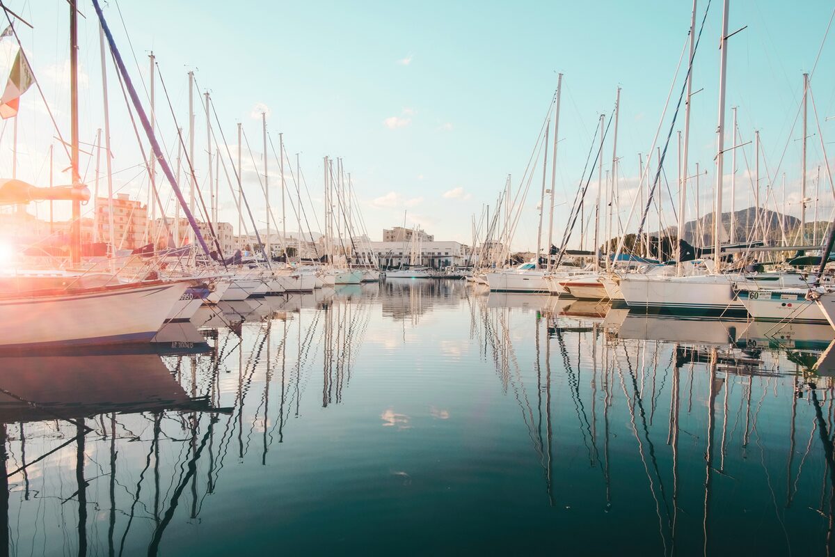 Voilier blanc sur l eau en plein jour, annonces bateaux et nautisme sur Full Annonces