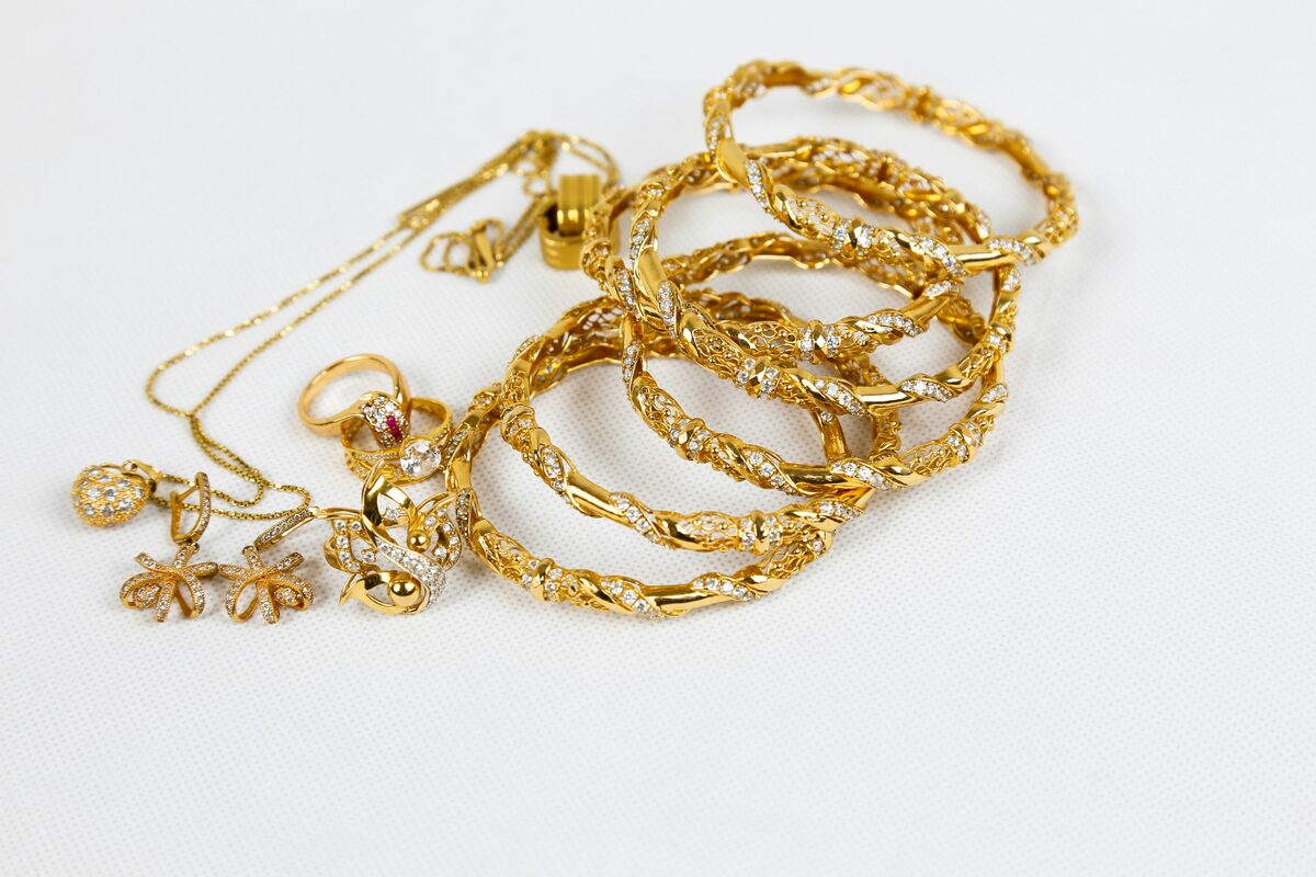 Collier en chaine doree sur fond blanc, annonces de bijoux et joaillerie sur Full Annonces