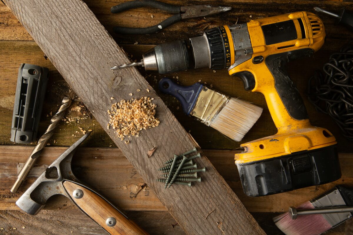 Marteau et perceuse sur table, outils de bricolage maison sur Full Annonces