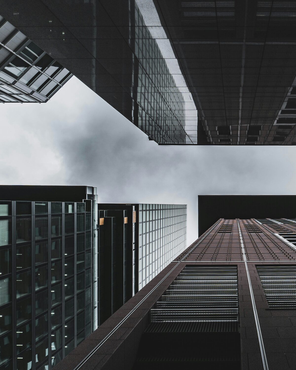 Immeubles de bureaux modernes en contre-plongee, annonces de bureaux et commerces sur Full Annonces