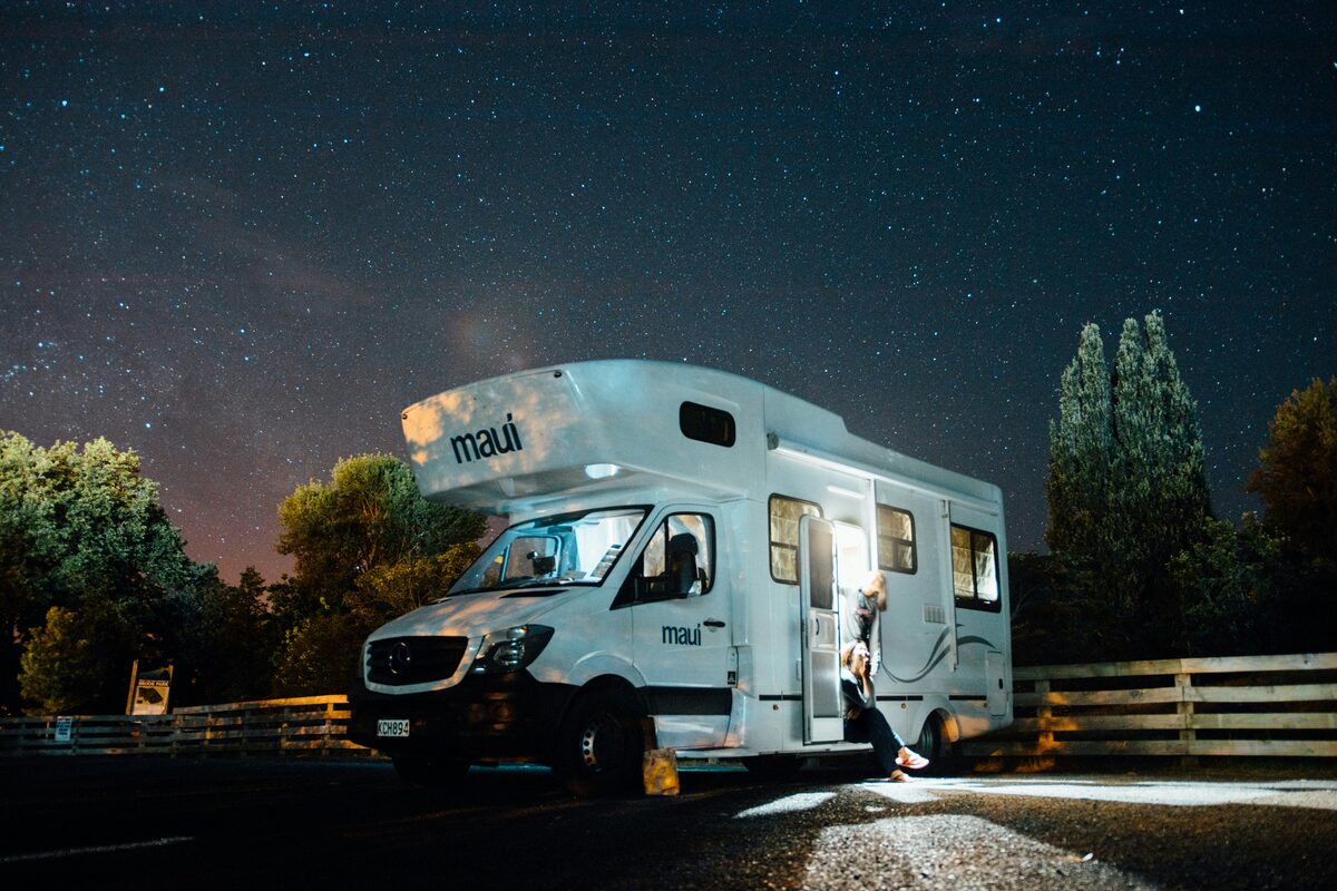 Camping-car blanc sous un ciel etoile, annonces de caravanes sur Full Annonces