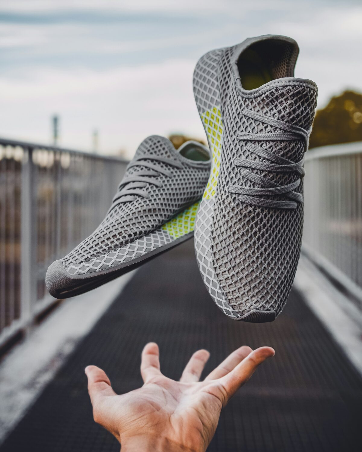 Paire de chaussures de sport grises, annonces de chaussures enfants sur Full Annonces