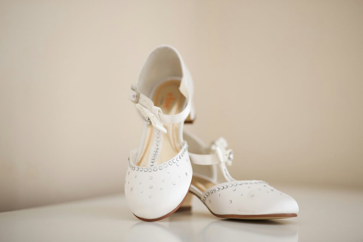 Paire de chaussures blanches elegantes, annonces de chaussures femmes sur Full Annonces