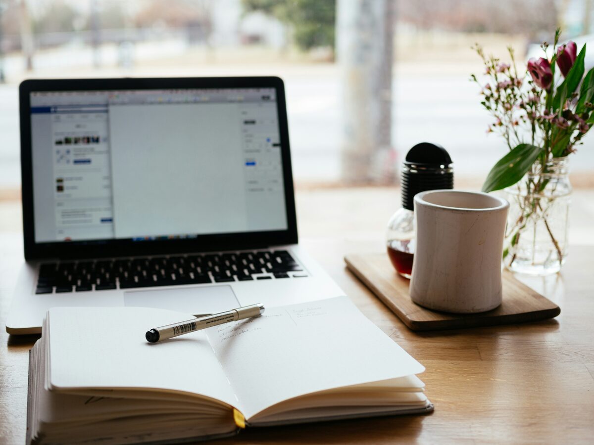 Ordinateur portable pres d un livre ouvert, annonces de cours particuliers sur Full Annonces