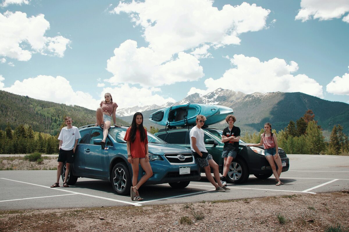 Groupe de personnes pres d une voiture bleue, annonces de covoiturage et autopartage sur Full Annonces