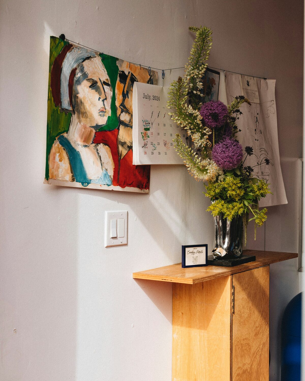 Vase de fleurs sur table en bois, annonces de decoration sur Full Annonces