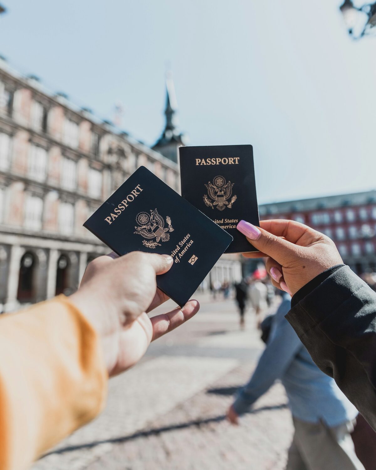 Passeport de voyage avec vue de Madrid, annonces de demandes d emploi a l etranger sur Full Annonces