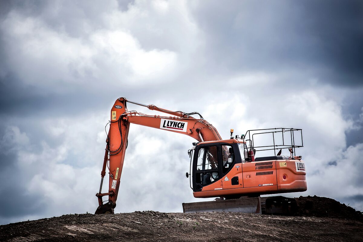 Excavateur orange sur chantier, annonces d engins et materiel professionnel sur Full Annonces