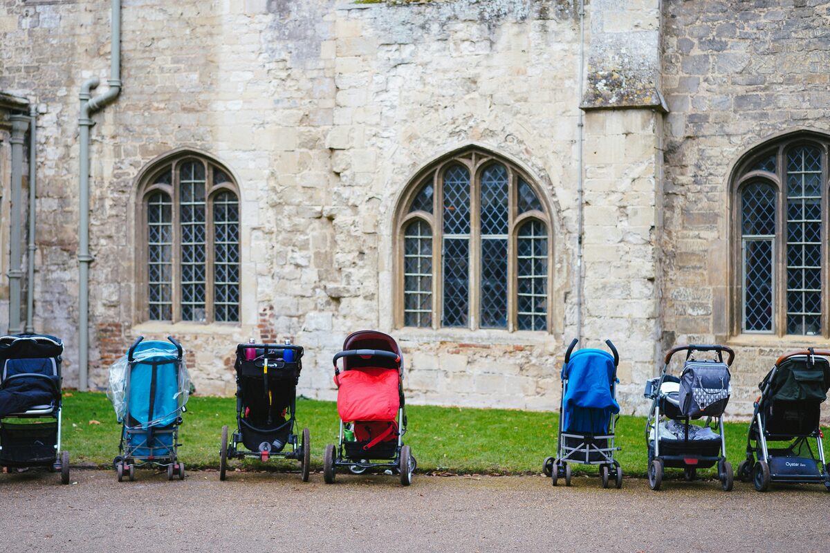 Poussettes vides de differentes couleurs alignees, annonces d equipement pour bebe sur Full Annonces