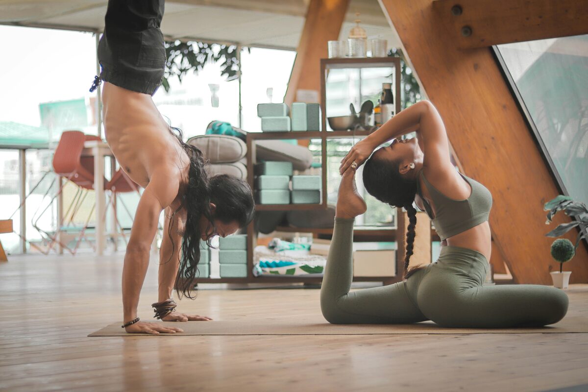 Femme pratiquant le yoga, materiel forme et detente sur Full Annonces