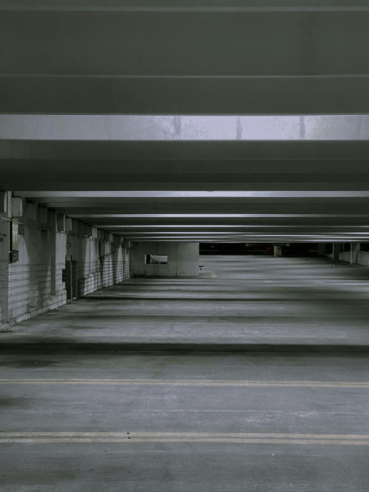 Parking vide avec places de stationnement, annonces de garage et parking sur Full Annonces