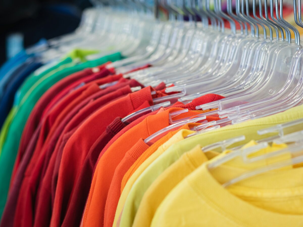 Arc-en-ciel de t-shirts colores sur un portant, annonces d habillement et vetements sur Full Annonces