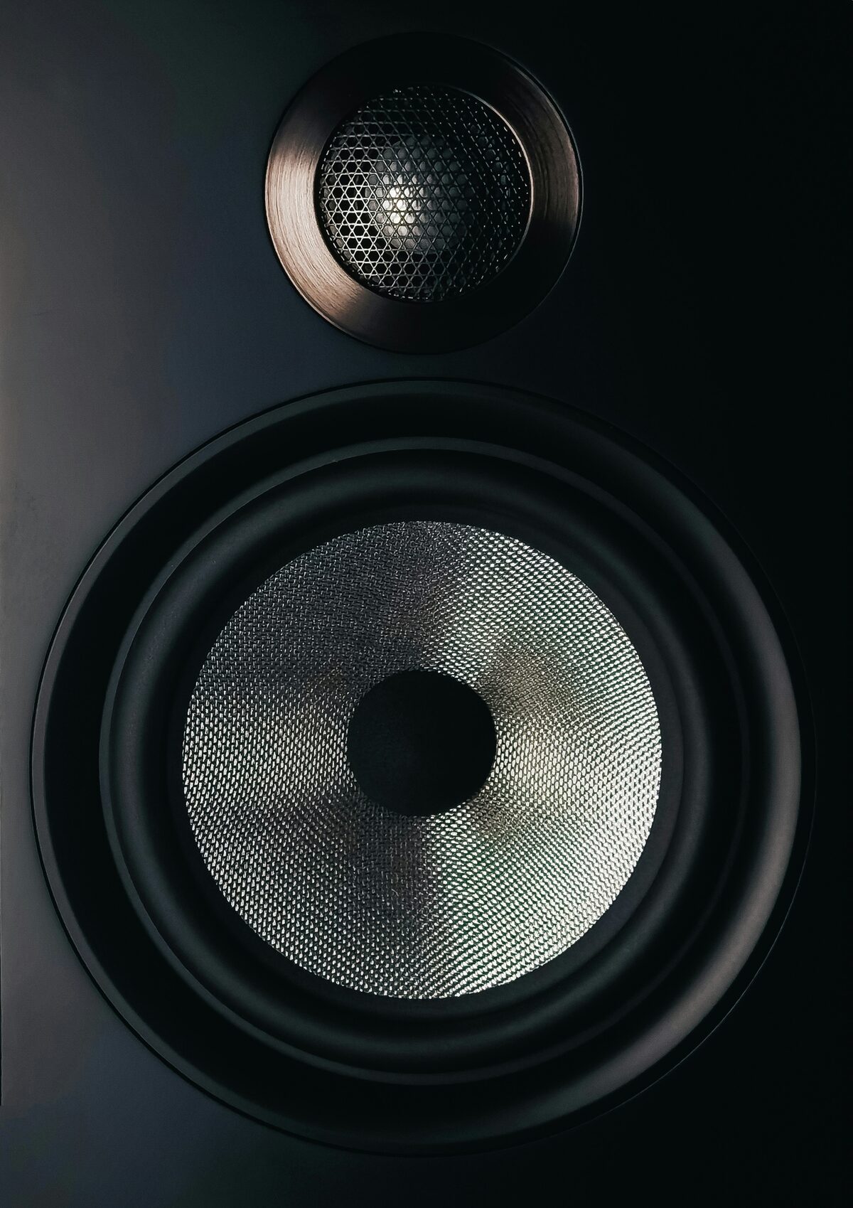 Enceinte audio sur table en bois, annonces de hifi son et audio video sur Full Annonces