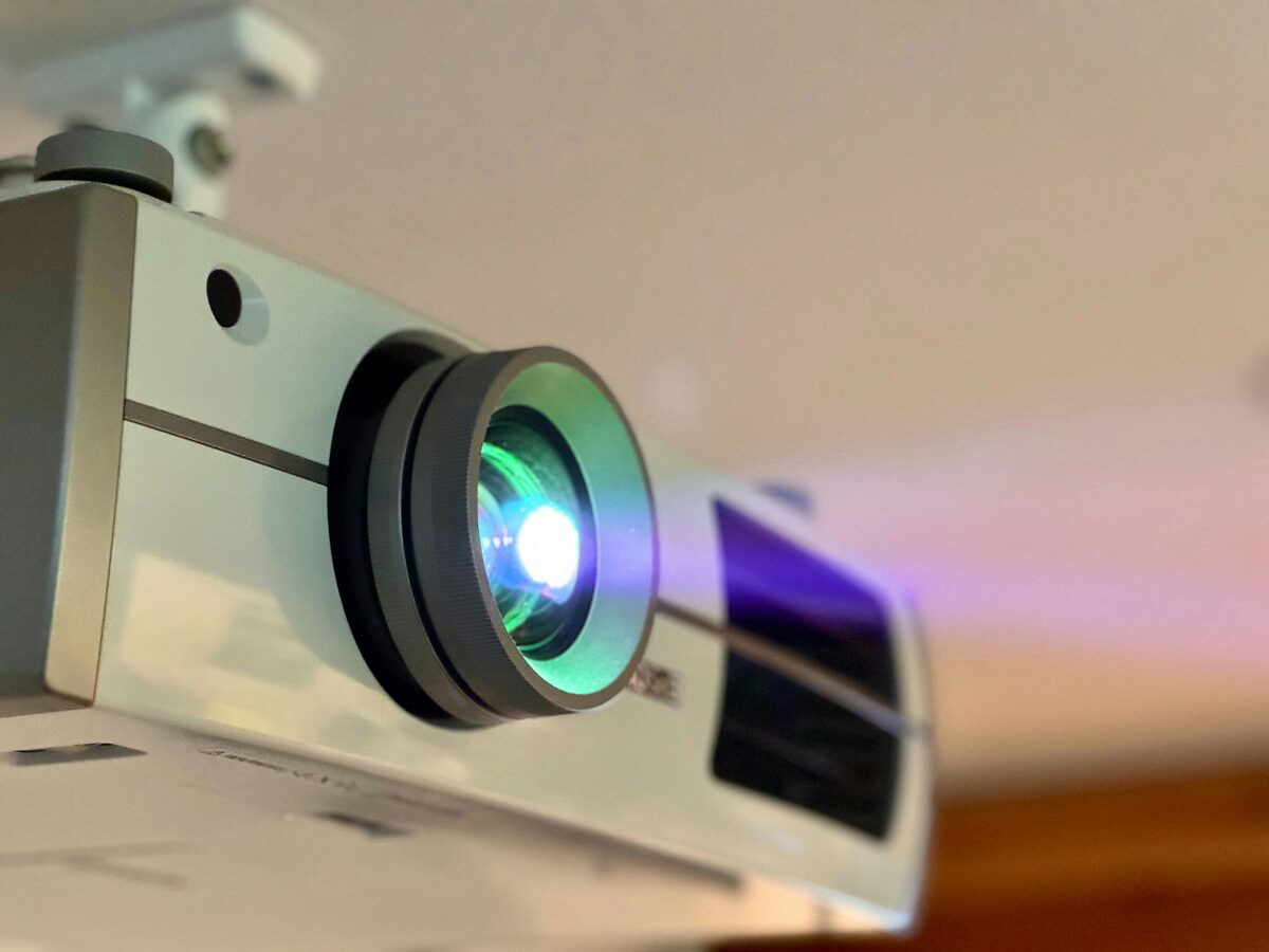 Projecteur video au plafond, annonces de materiel home cinema sur Full Annonces