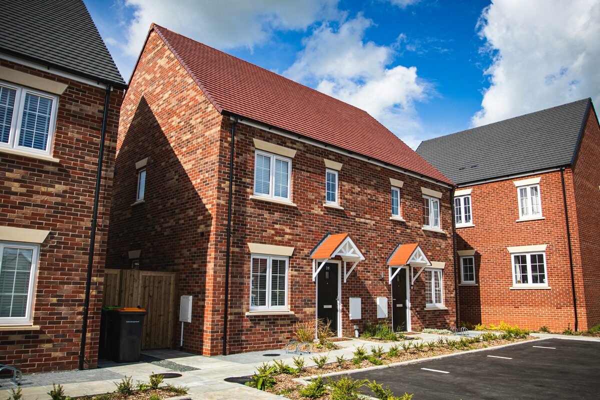 Maisons neuves en briques sous ciel bleu, annonces immobilieres sur Full Annonces