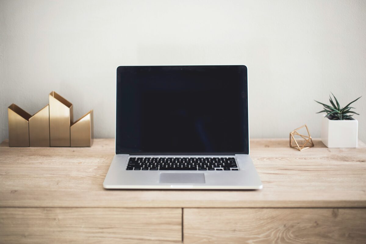Ordinateur portable pose sur table en bois, annonces d informatique et imprimantes sur Full Annonces