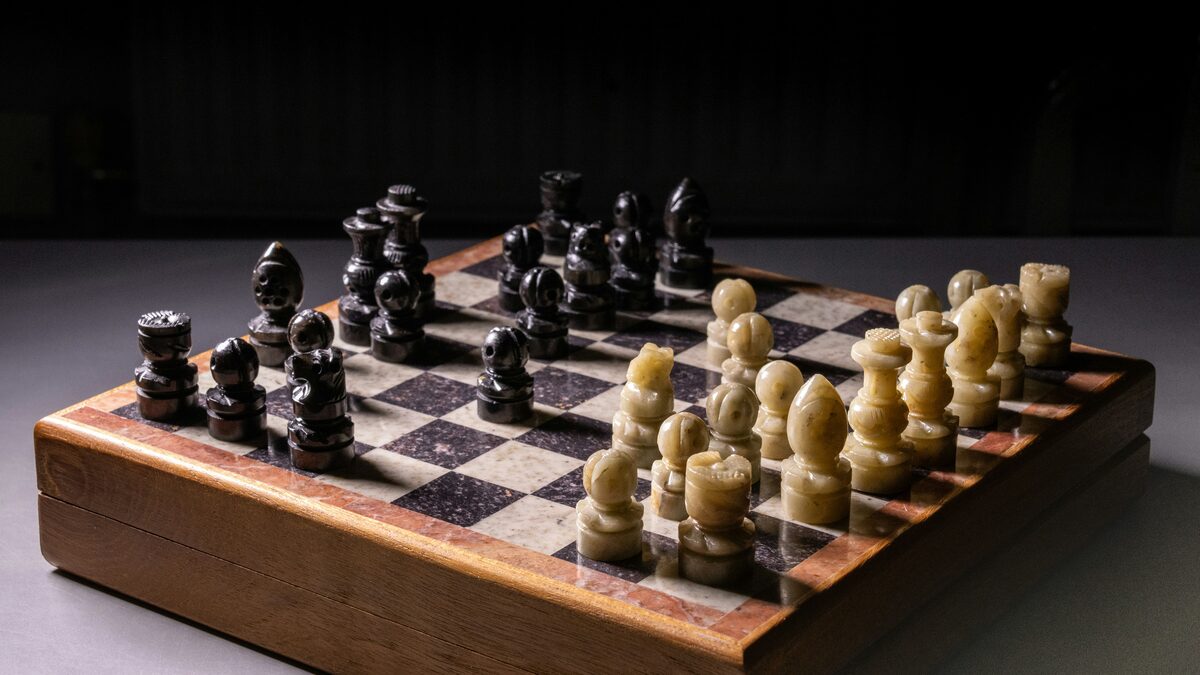 Echiquier en bois avec pieces d echecs, annonces de jeux de societe sur Full Annonces