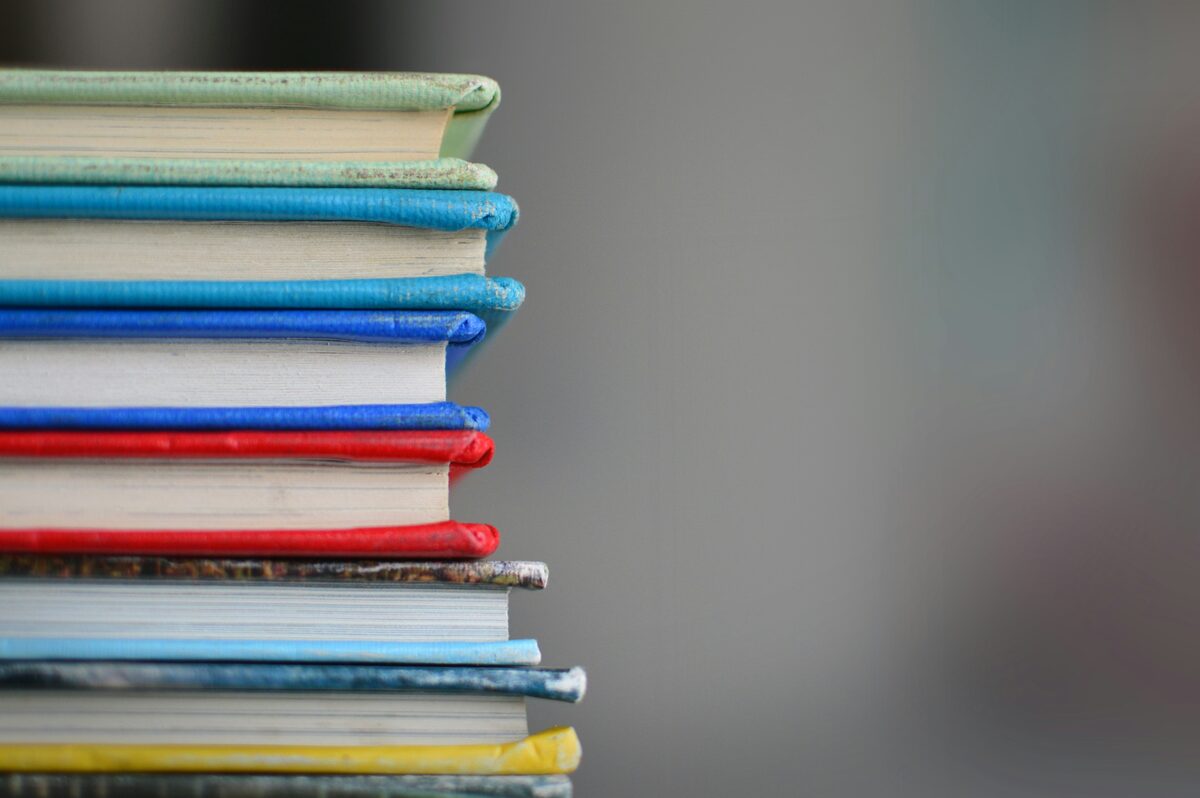 Collection de livres a faible profondeur de champ, annonces de livres et magazines sur Full Annonces