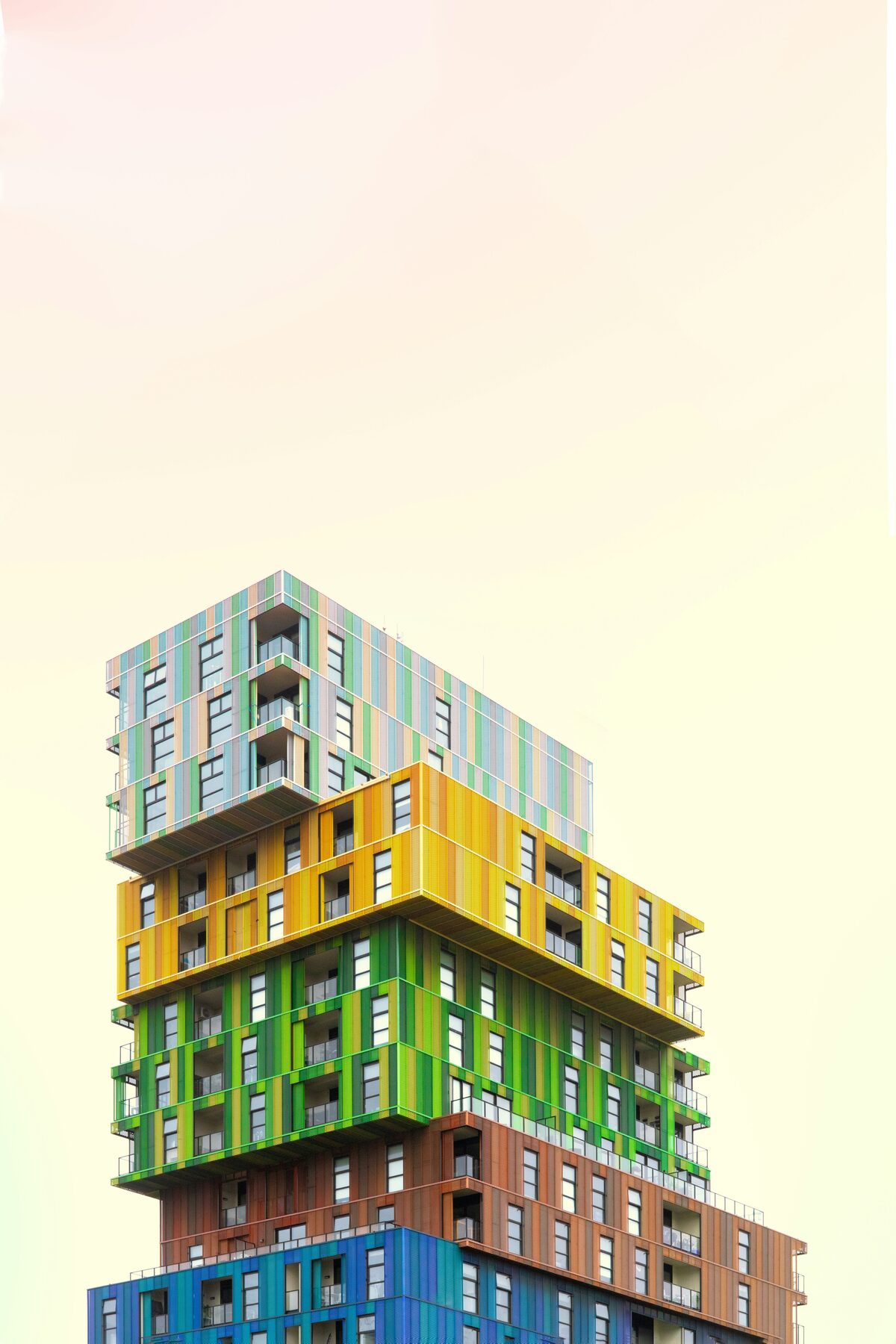 Immeuble residentiel colore avec balcons, annonces de location d appartement sur Full Annonces