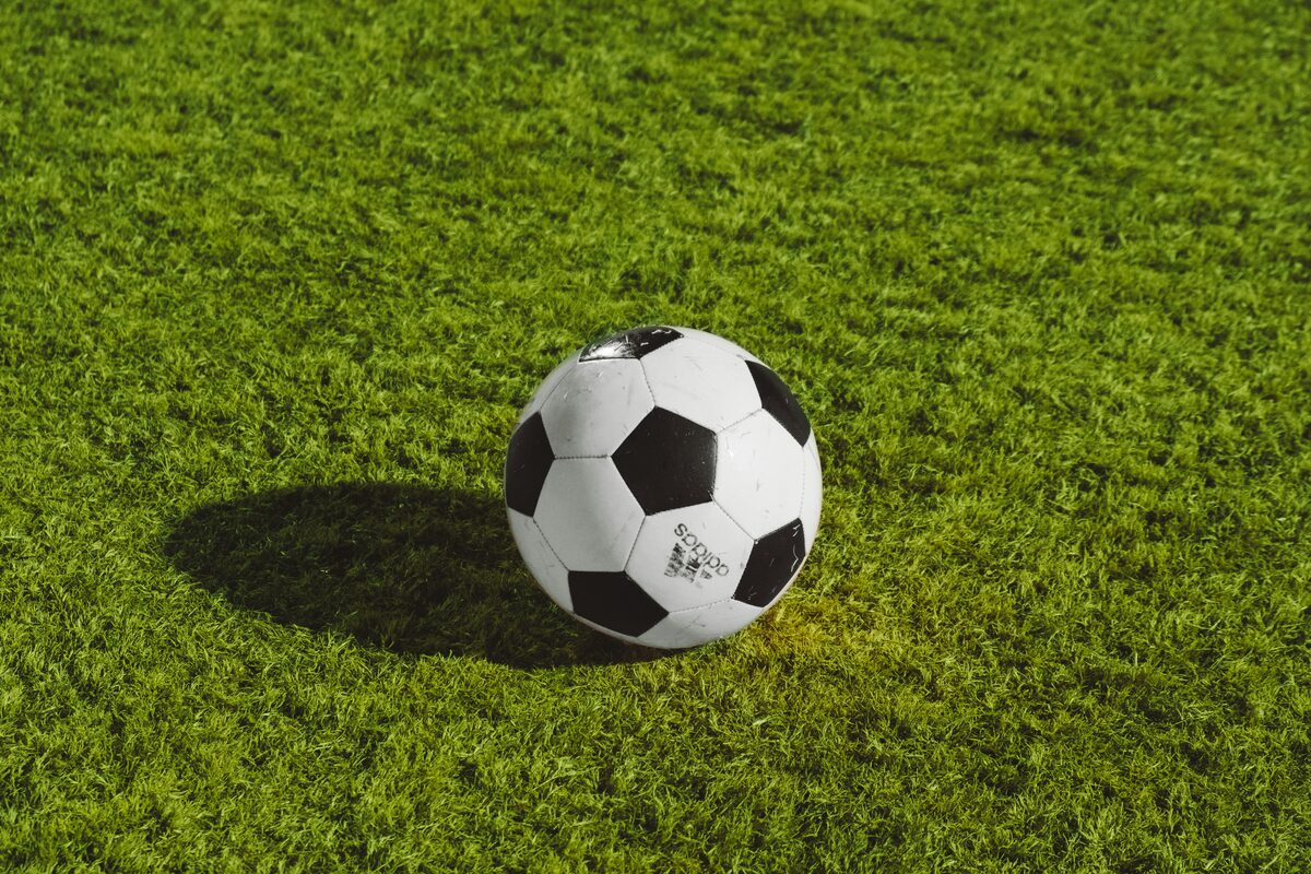 Ballon de football sur terrain herbeux, annonces de materiel de sport sur Full Annonces