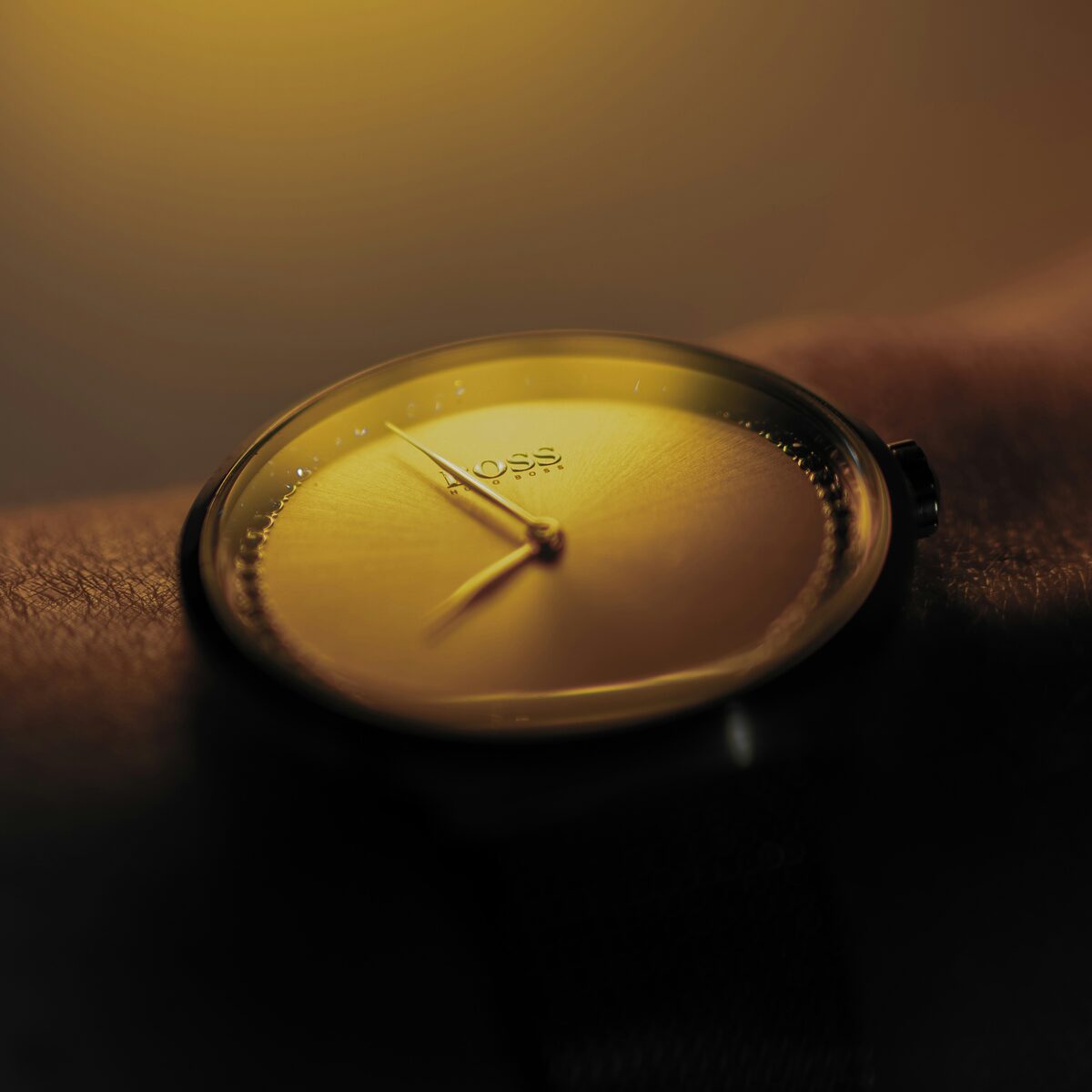 Montre doree elegante au poignet, annonces de montres et horlogerie sur Full Annonces