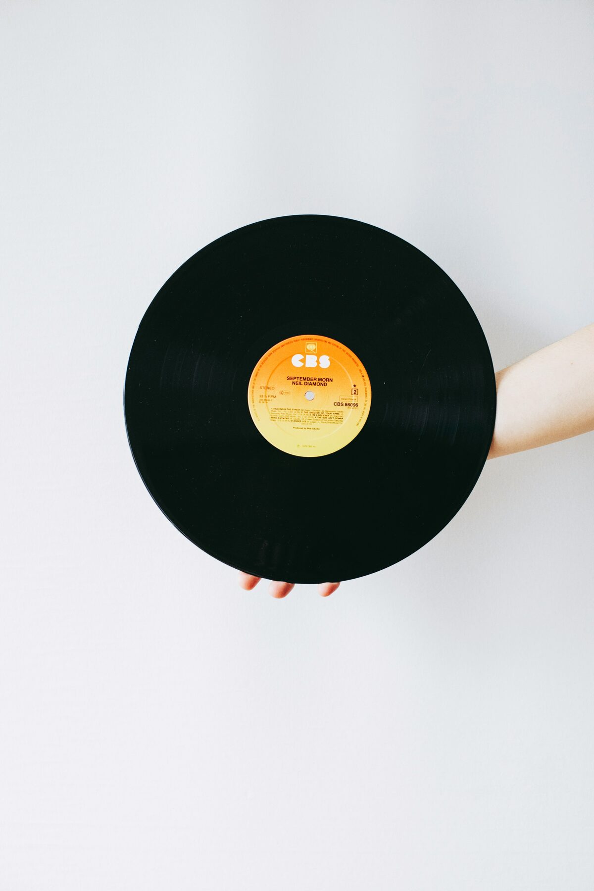 Disque vinyle vintage tenu en main, annonces de musique et CDs sur Full Annonces