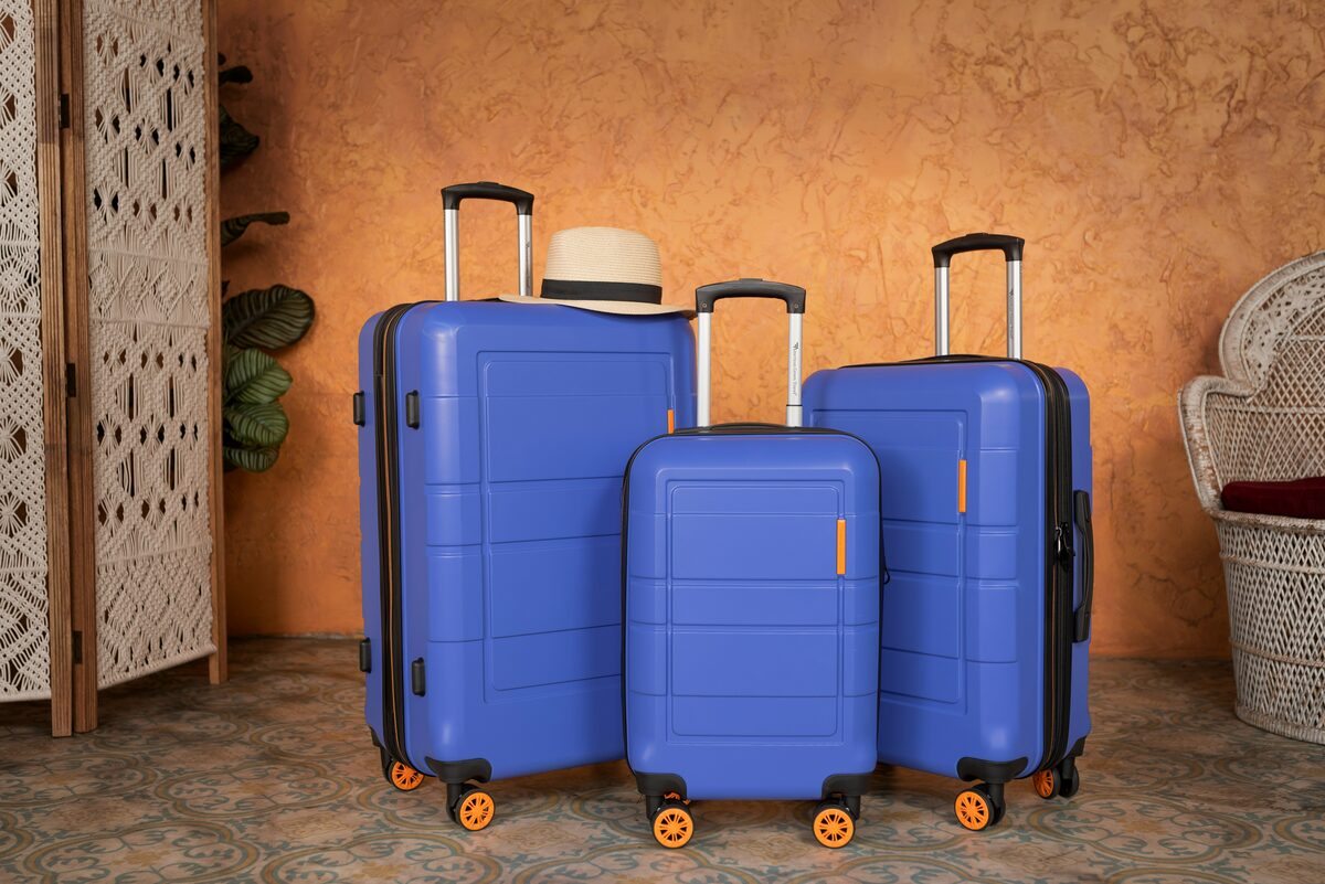 Trois valises bleues pretes au voyage, annonces d offres d emploi a l etranger sur Full Annonces