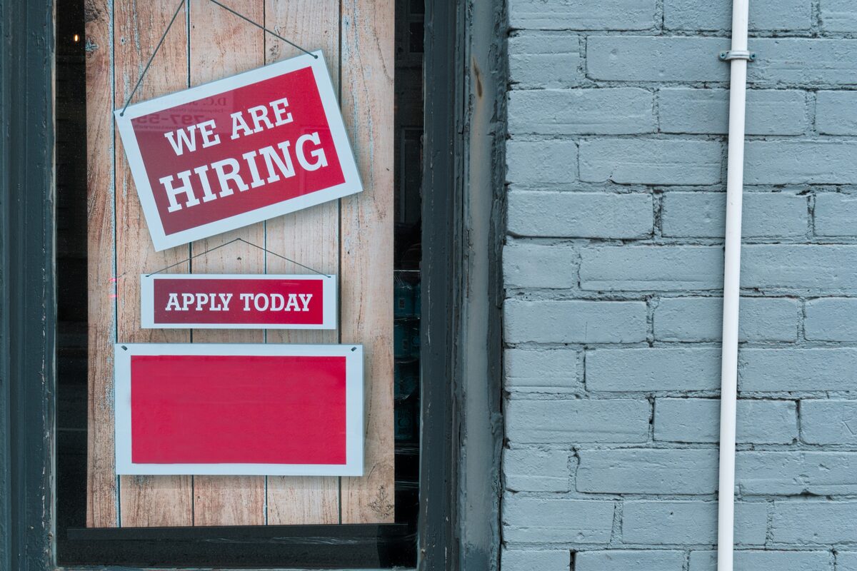 Enseigne We Are Hiring dans une vitrine, annonces d offres et demandes d emploi sur Full Annonces
