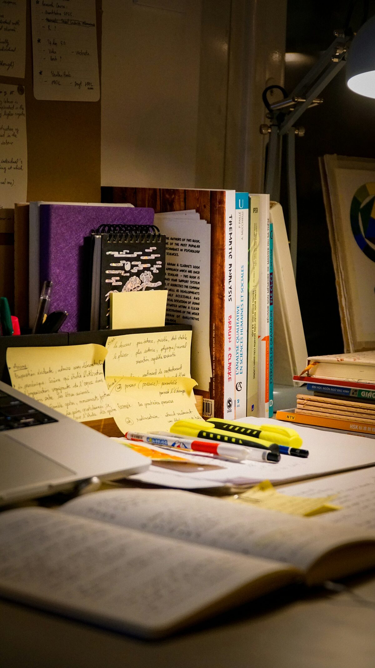 Bureau avec livre ouvert et ordinateur portable, annonces d offres de stage sur Full Annonces
