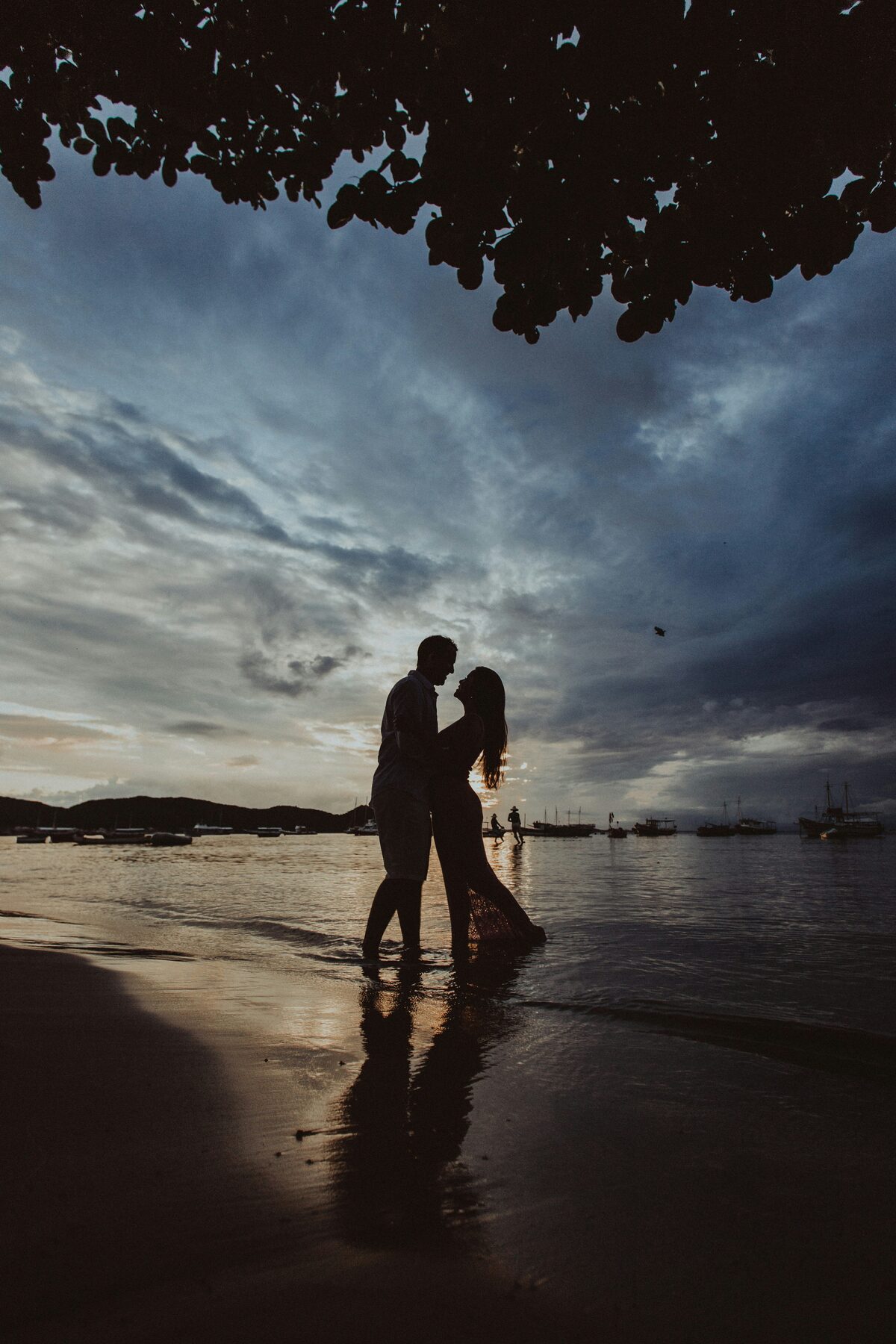 Couple en silhouette se promenant au coucher du soleil, annonces de rencontres sur Full Annonces