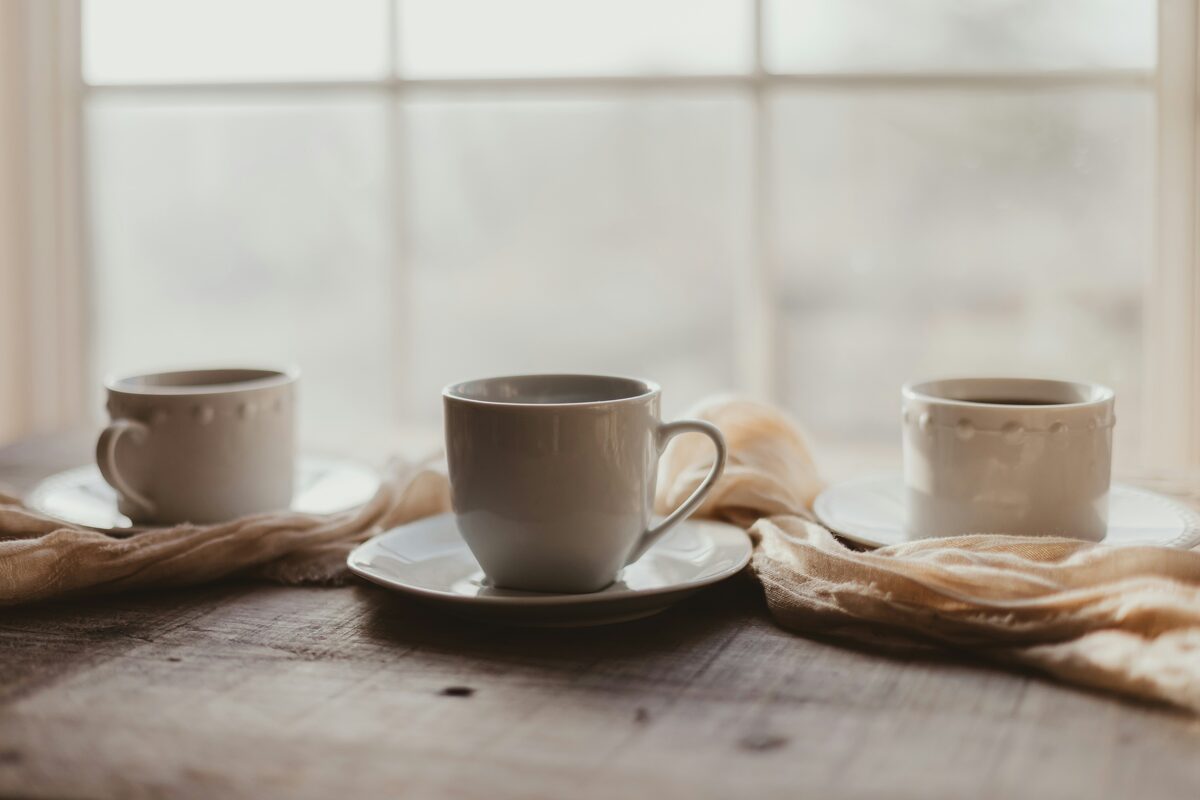 Deux tasses de cafe sur table en bois, annonces de rencontres serieuses sur Full Annonces