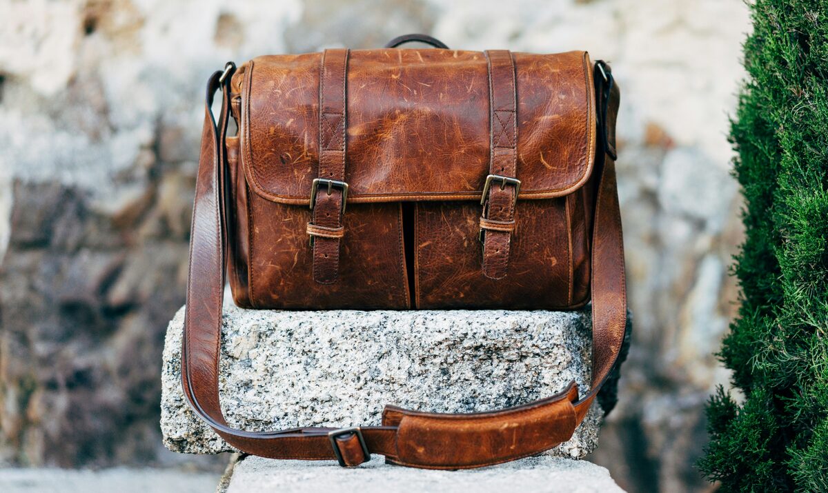Sac en cuir marron pose au sol, annonces de sacs a main et sacoches sur Full Annonces