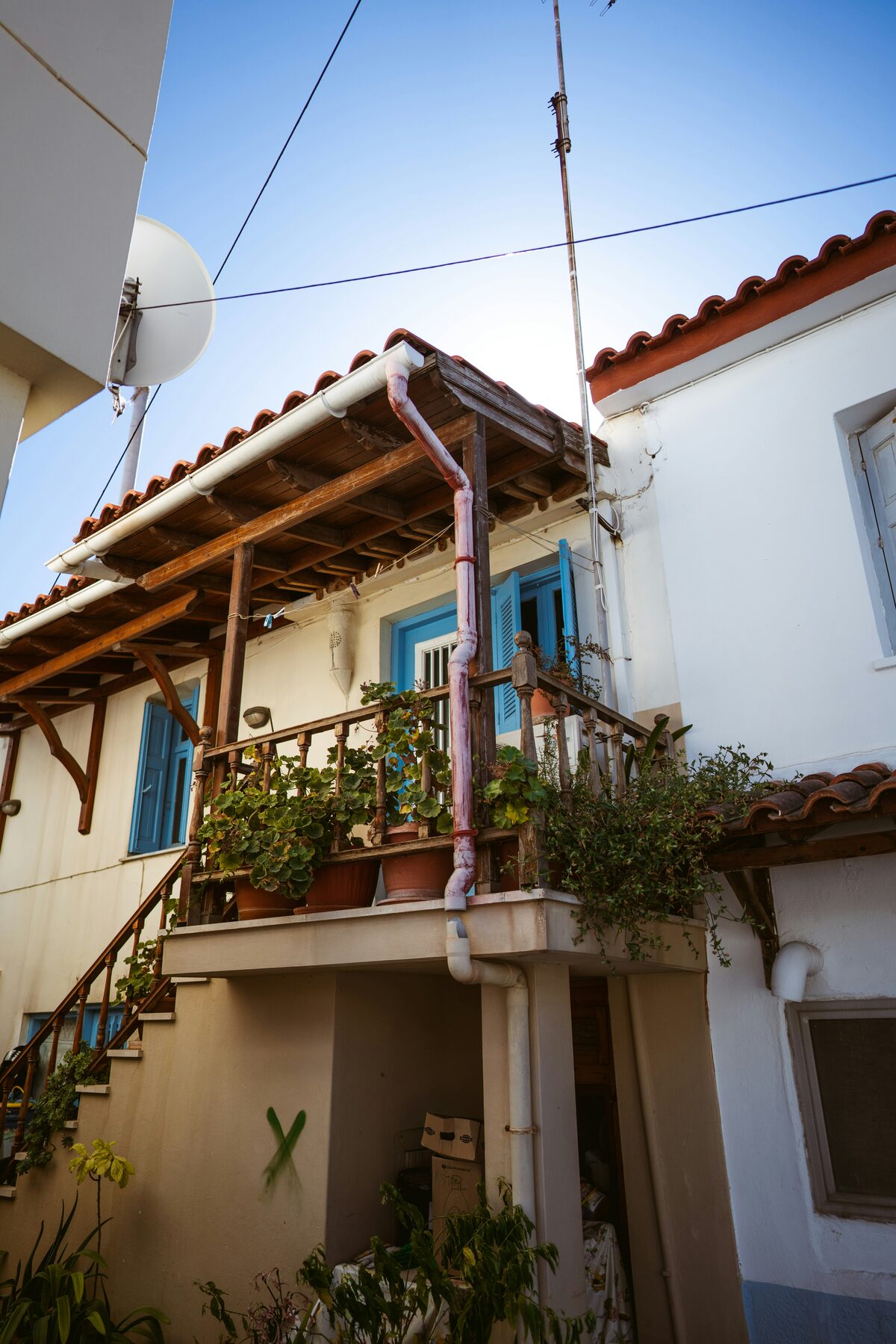 Antenne parabolique sur toit de maison, annonces satellite TNT et cable sur Full Annonces