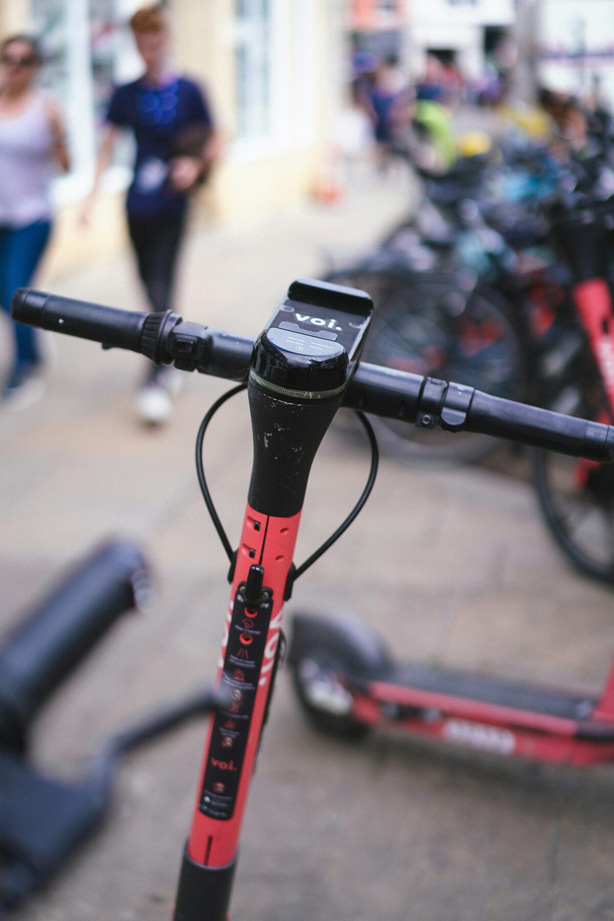 Scooter rouge gare dans la rue, annonces scooters et mobylettes sur Full Annonces
