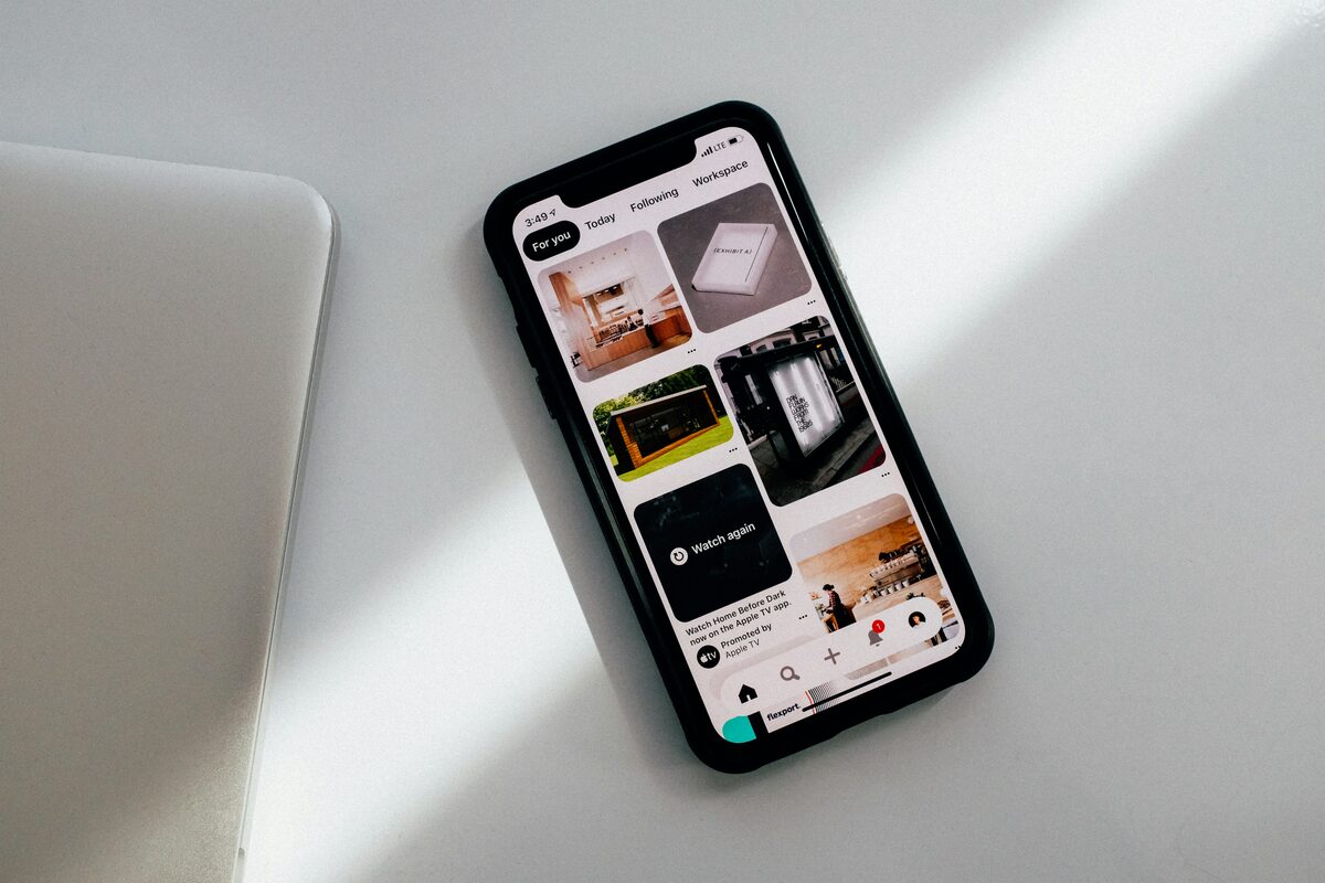 Telephone noir pose sur table blanche, annonces de telephonie GSM sur Full Annonces
