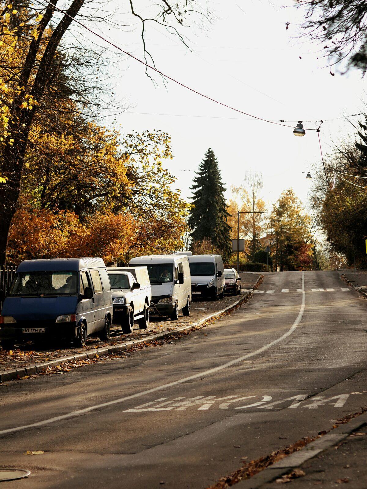 Camionnette blanche sur la route, annonces de vehicules utilitaires sur Full Annonces