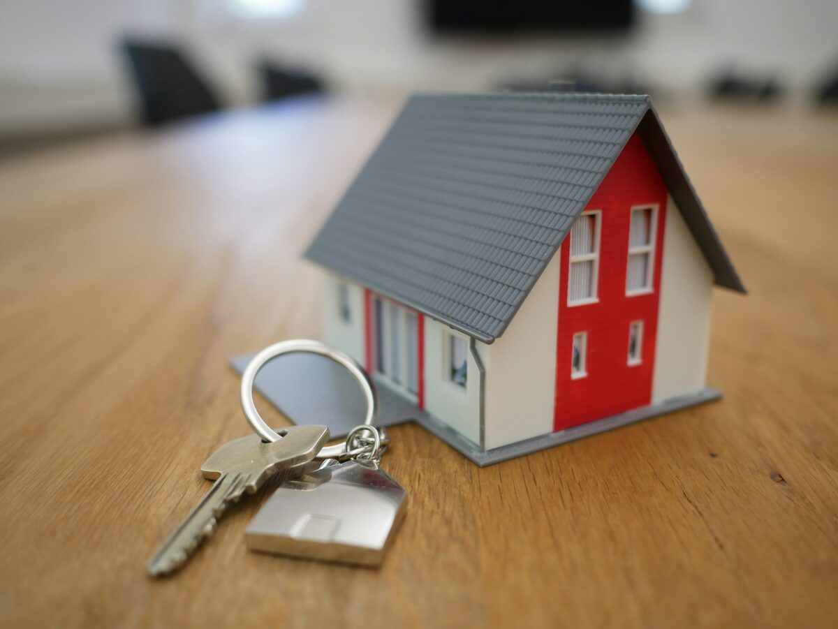 Maison miniature en bois symbolisant les ventes immobilieres sur Full Annonces