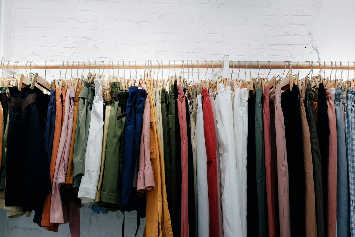 Vetements colores suspendus sur portant mural, annonces de vetements filles sur Full Annonces