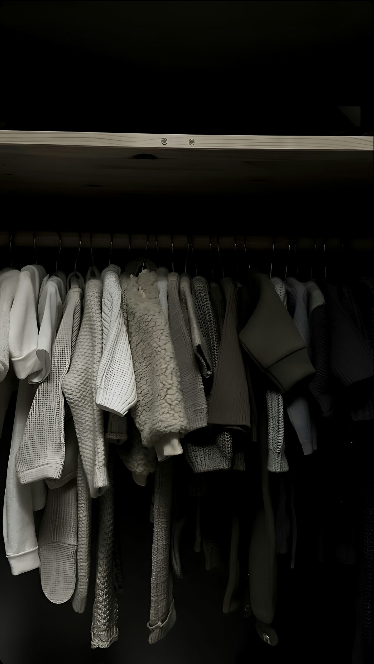 Vetements d enfant suspendus dans un placard, annonces de vetements fillettes sur Full Annonces