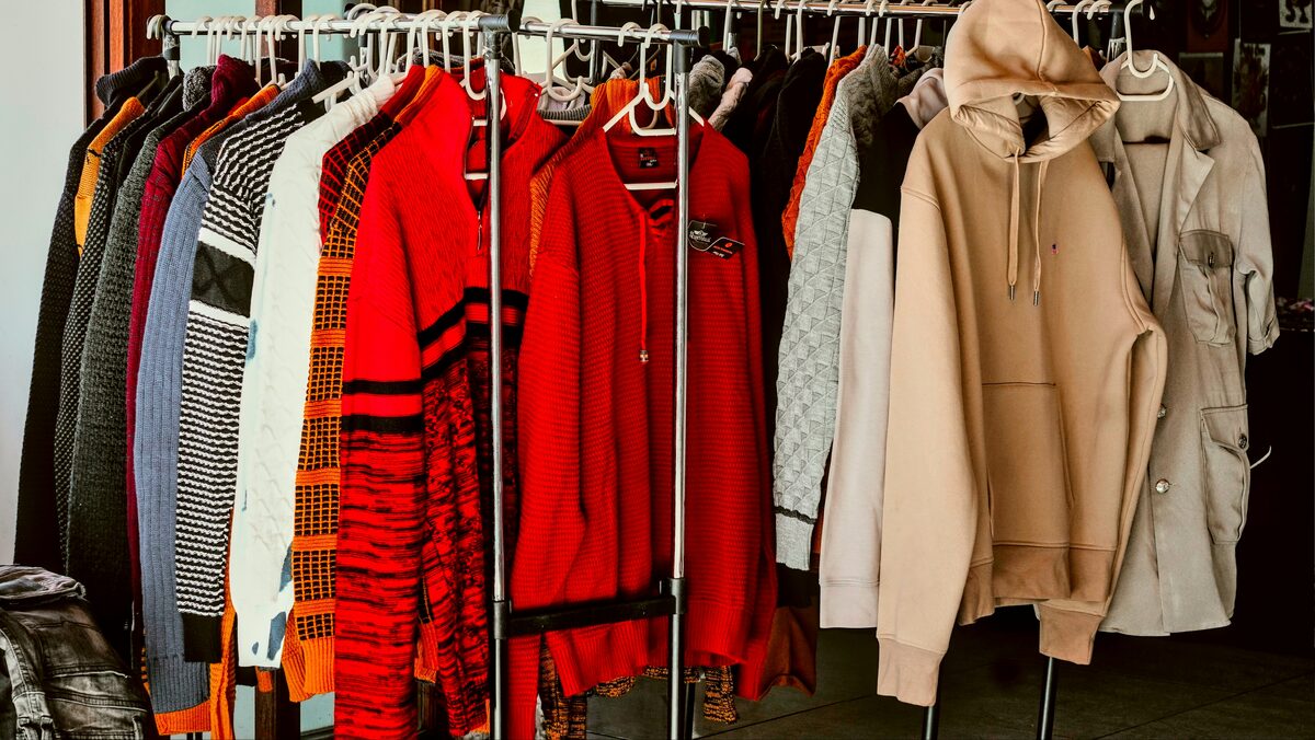 Penderie de vetements dans un placard, annonces de vetements garcons ado sur Full Annonces