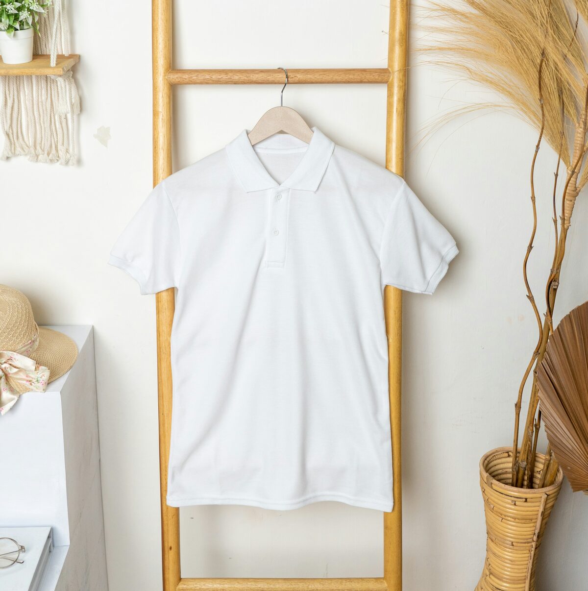 Polo blanc suspendu sur un cintre, annonces de vetements garcons sur Full Annonces