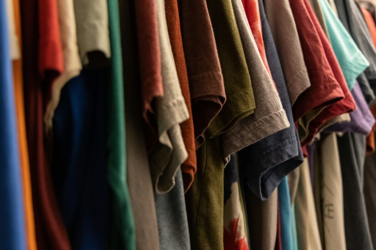 Chemises hommes suspendues dans un placard, annonces de vetements hommes sur Full Annonces