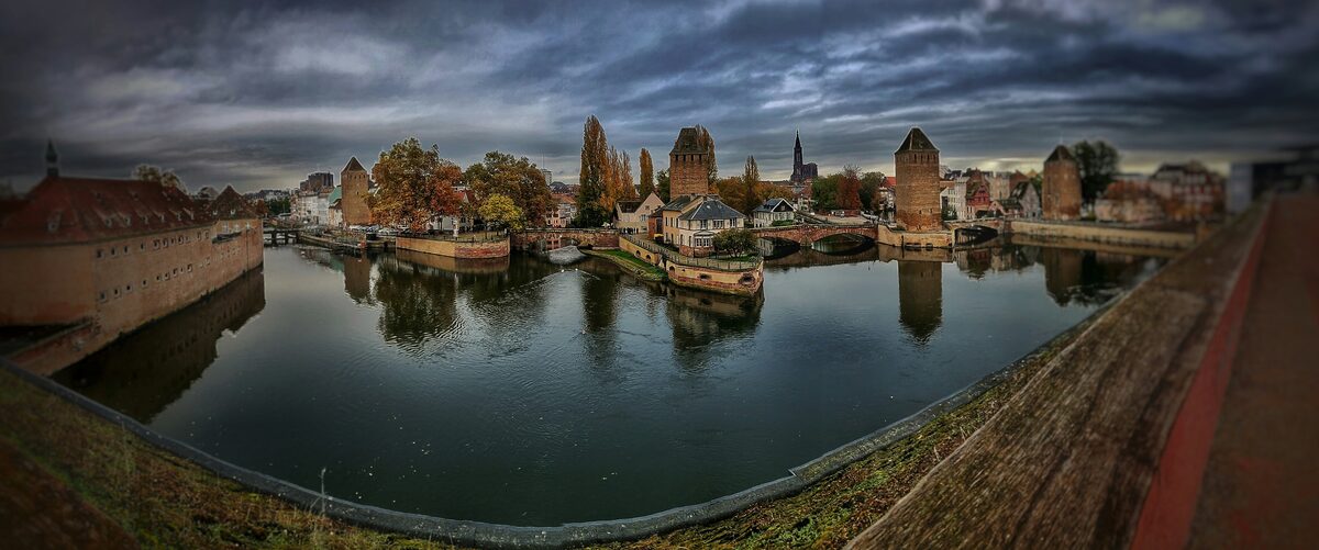 Batiments et canal a Strasbourg, annonces en Alsace sur Full Annonces