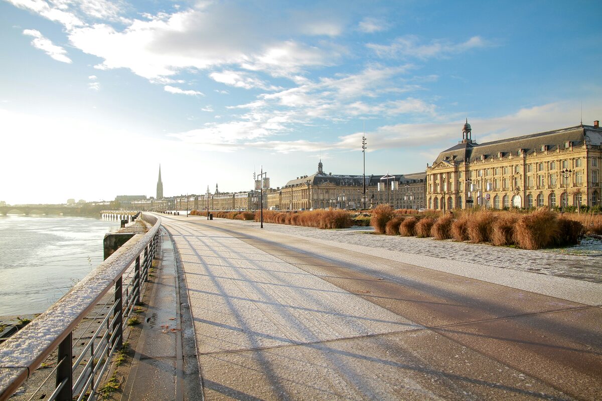 Batiment typique de Bordeaux sous un ciel nuageux, annonces en Aquitaine sur Full Annonces
