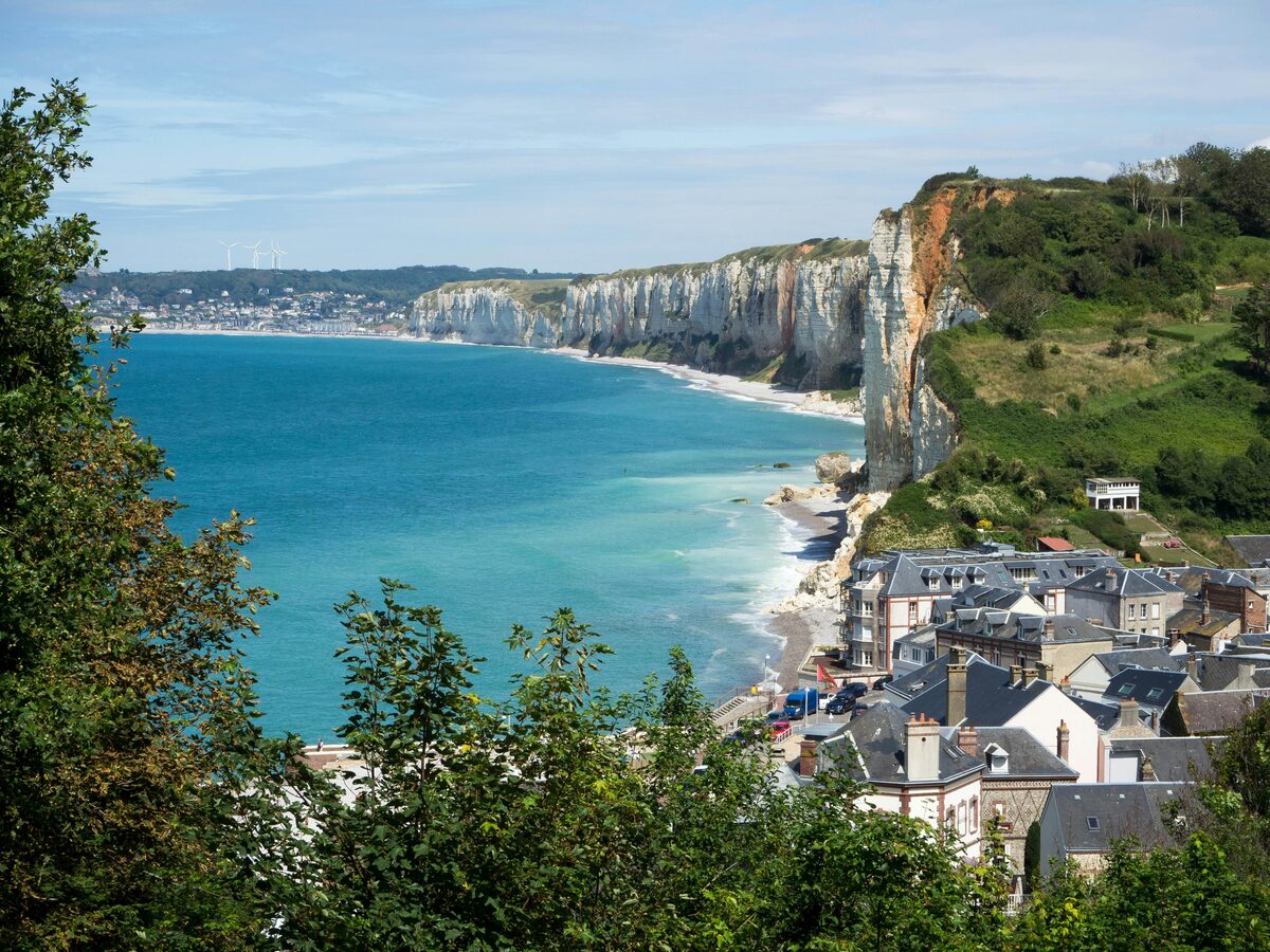 Vue aerienne de maisons sur une falaise en bord de mer, annonces en Basse-Normandie sur Full Annonces