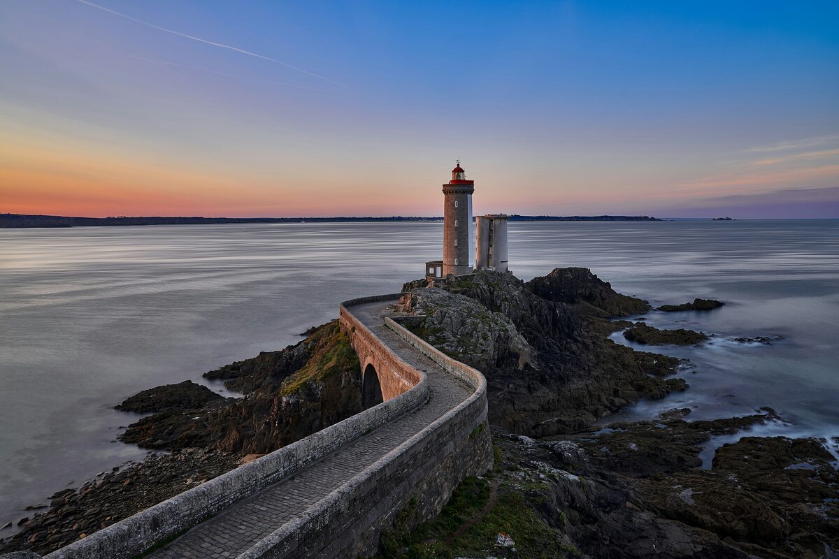 Phare blanc et brun en bord de mer, annonces en Bretagne sur Full Annonces